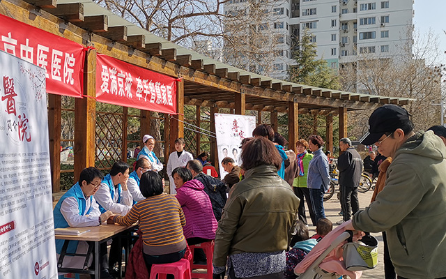 【学雷锋日】开云手机官网（上海）有限公司,举办“爱满京城，牵手智慧家医”志愿服务活动(图2)